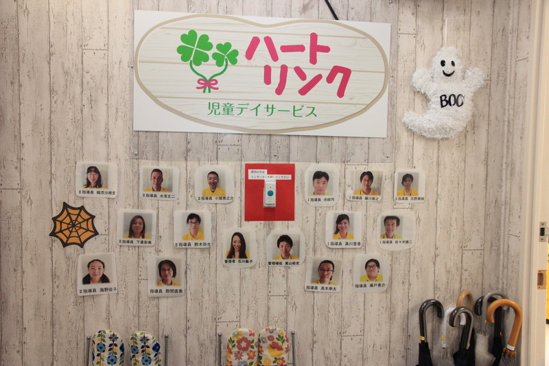 富岡東の入口には先生の写真が貼ってあります！